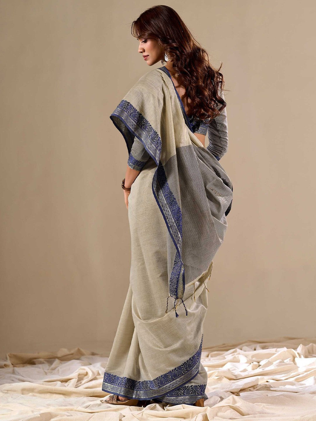 Gray Elegant Banarasi Silk Blend Saree with Zari Woven Border