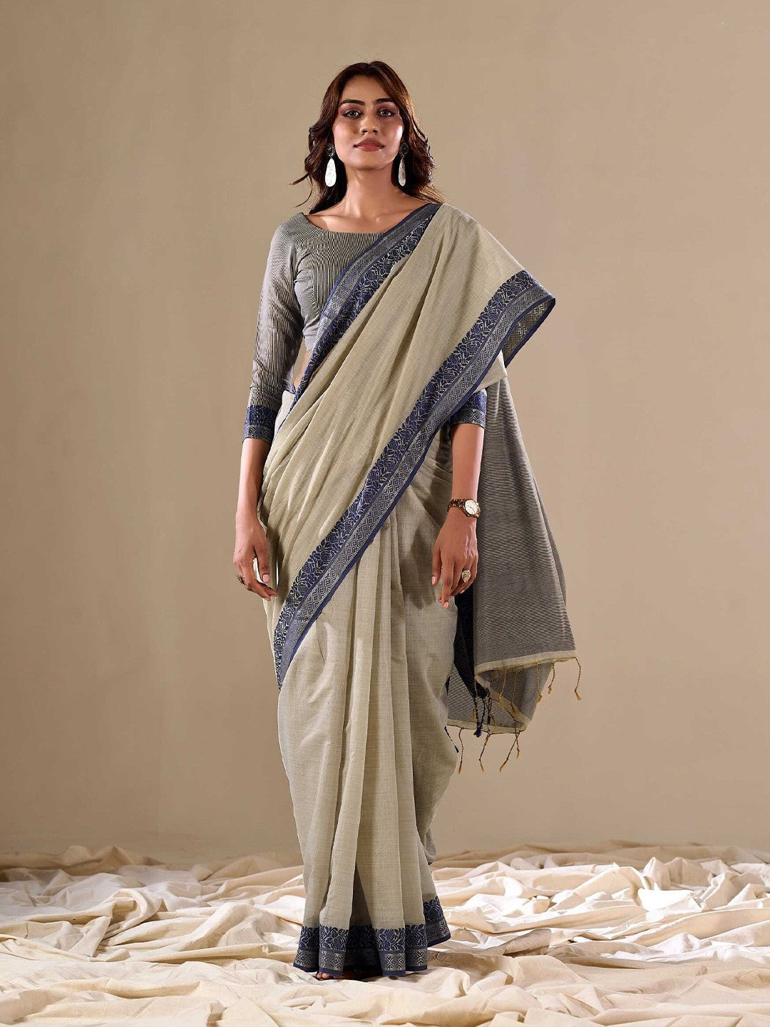 Gray Elegant Banarasi Silk Blend Saree with Zari Woven Border