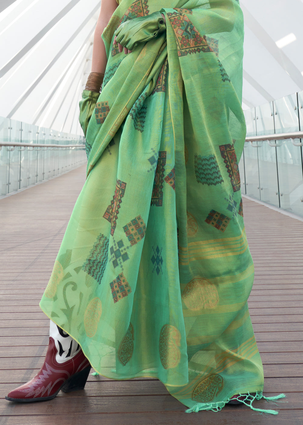 Light Green Elegant Linen Silk Saree – Breathable & Stylish with Blouse Piece