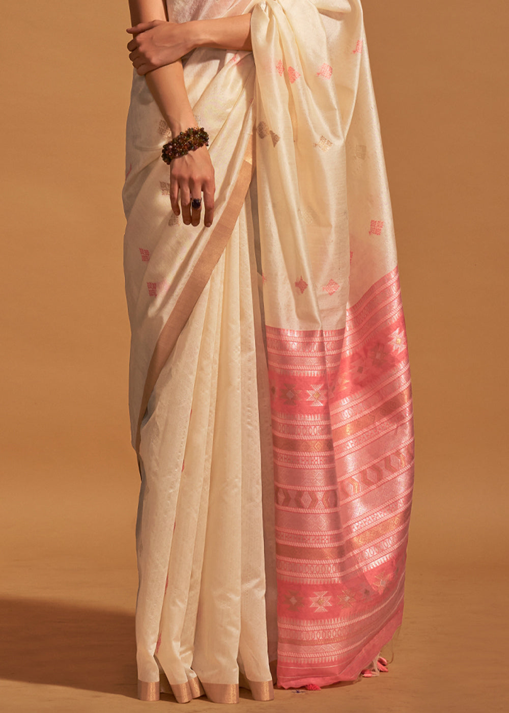 Off White Elegant Banarasi Blended Silk Saree with Intricate Timeless Design – Ideal for Grand Occasions