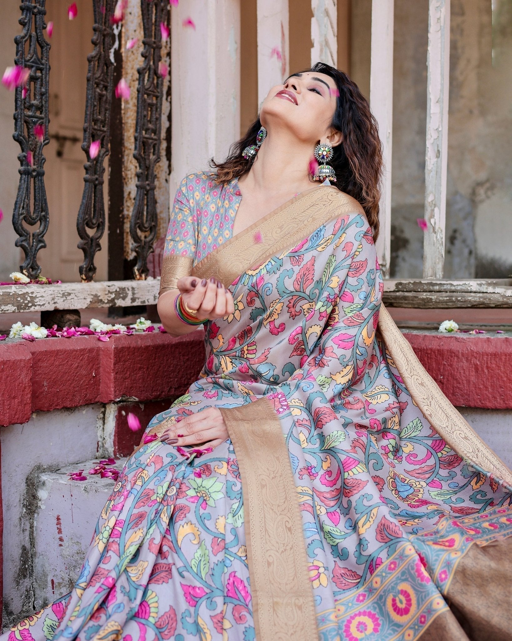Exquisite Gray Floral Digital Print Saree with Golden Border and Ornamental Pallu