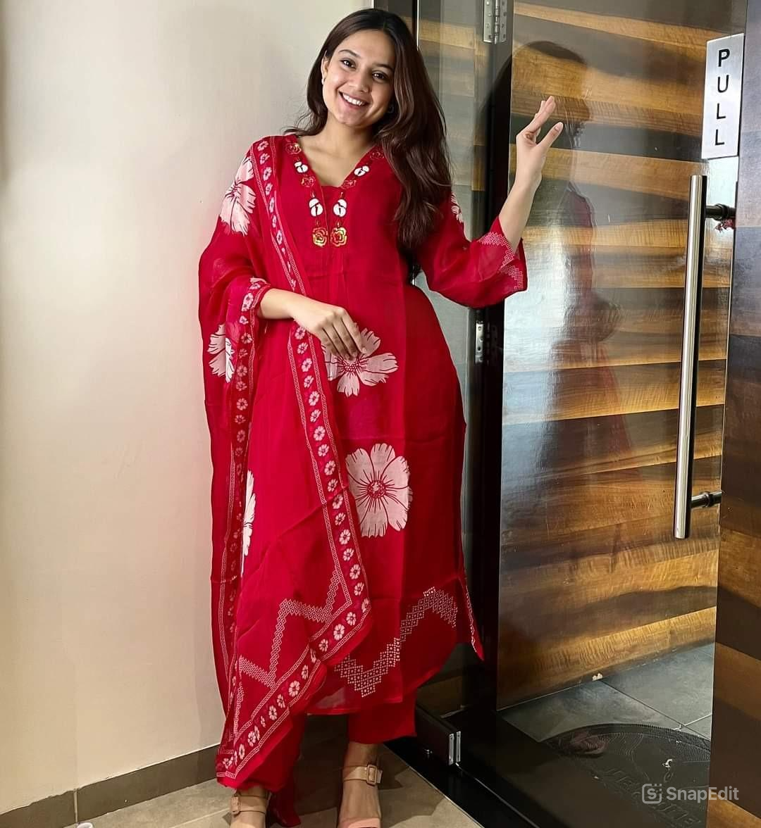 Red Cotton Floral Print Kurti Set with Malmal Dupatta – Yoke Work | 60x60 Cotton