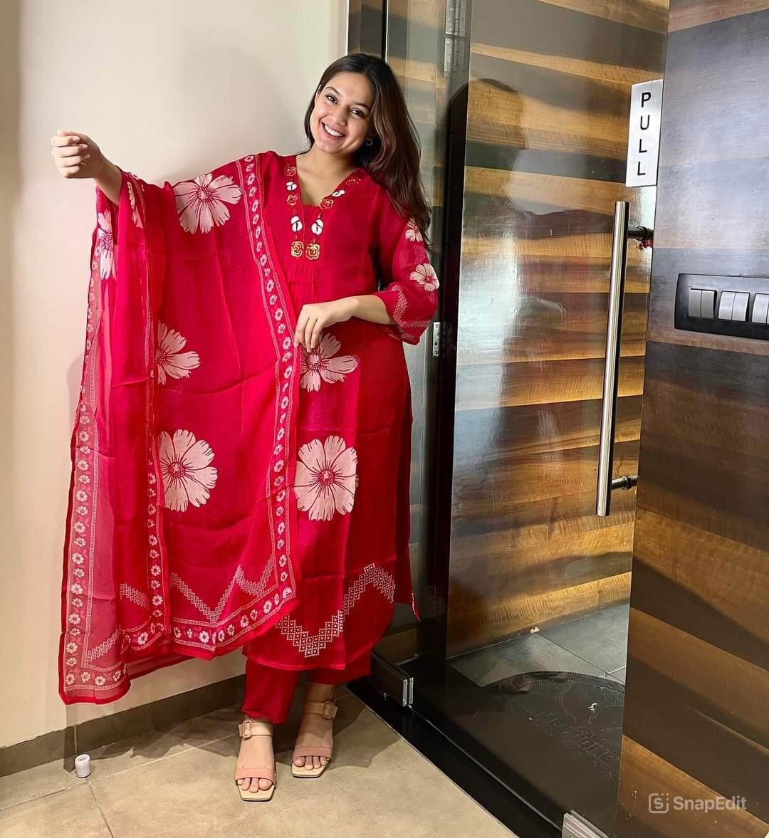 Red Cotton Floral Print Kurti Set with Malmal Dupatta – Yoke Work | 60x60 Cotton