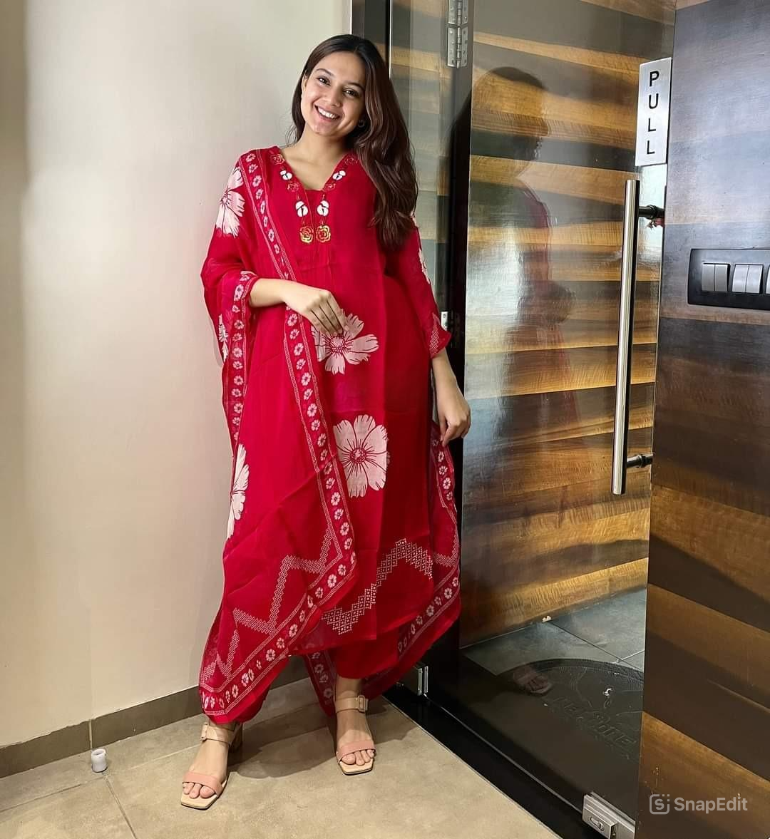 Red Cotton Floral Print Kurti Set with Malmal Dupatta – Yoke Work | 60x60 Cotton