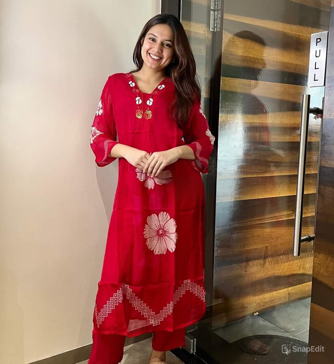 Red Cotton Floral Print Kurti Set with Malmal Dupatta – Yoke Work | 60x60 Cotton