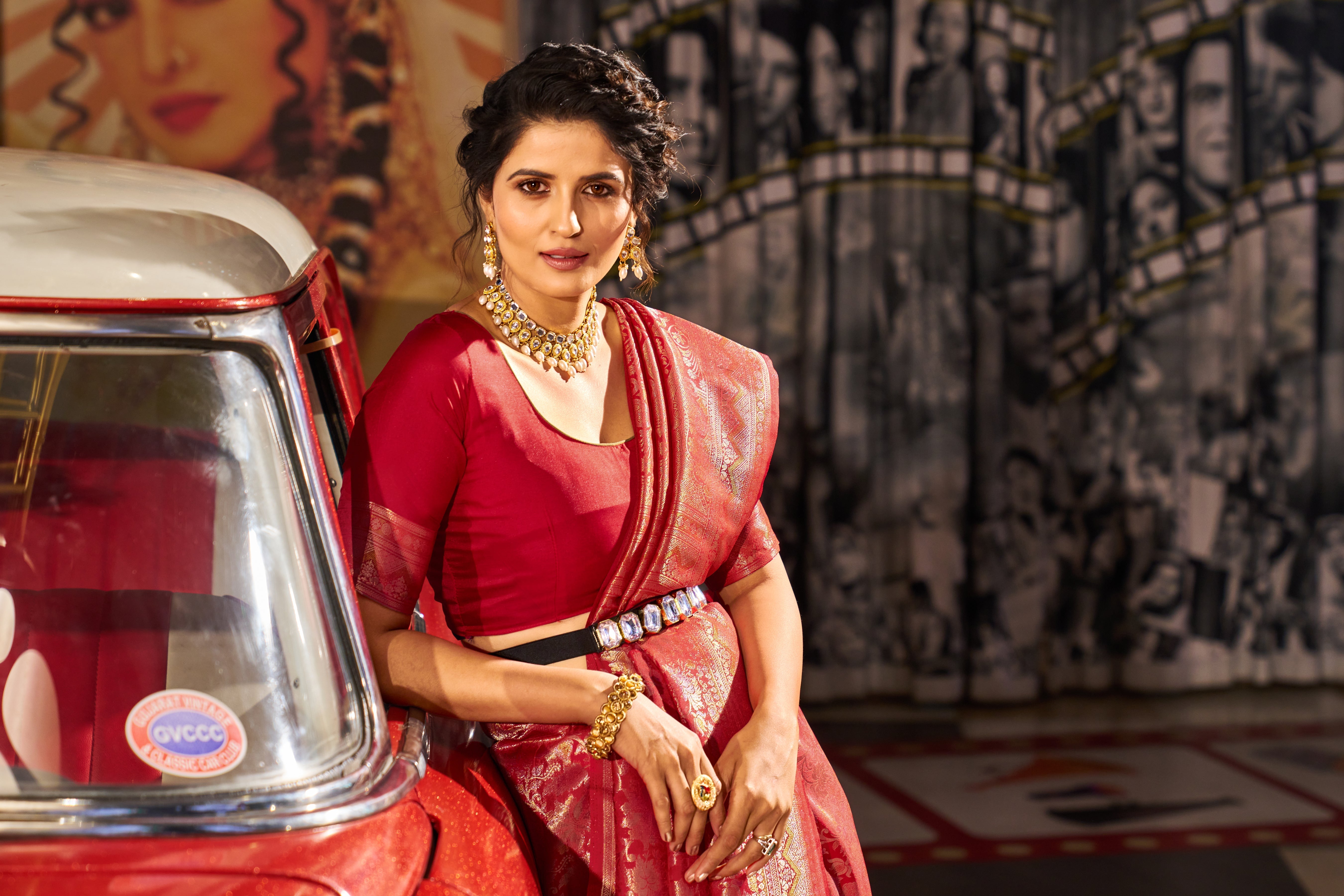 Red Elegant Silk Patola Printed Saree with Unstitched Blouse Piece