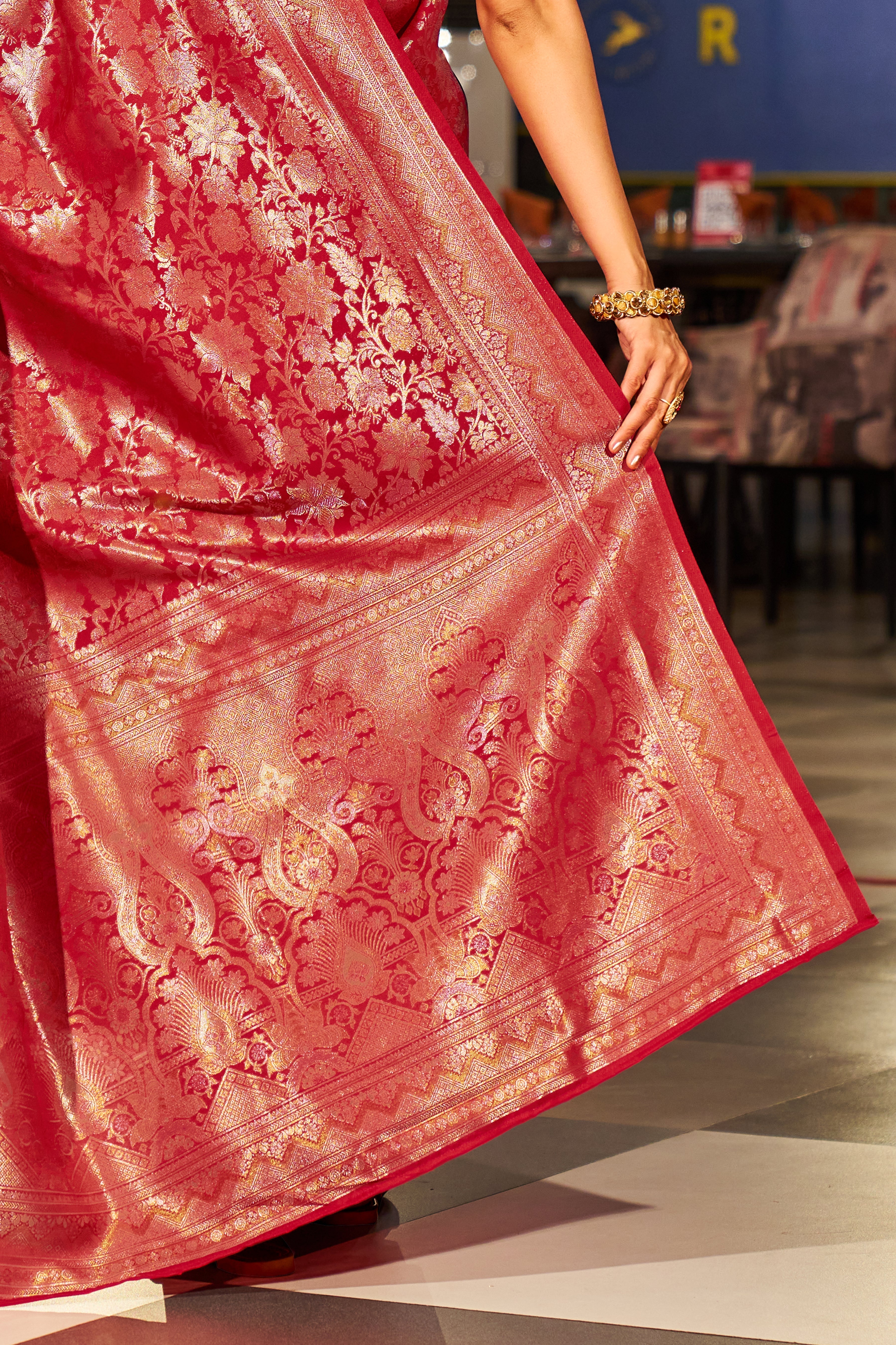 Red Elegant Silk Patola Printed Saree with Unstitched Blouse Piece
