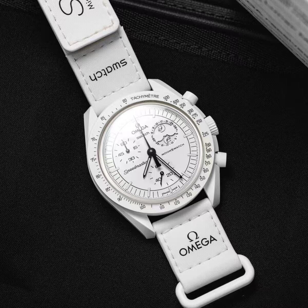 Slim Design Acetate Speed Master Watch With Polished Look