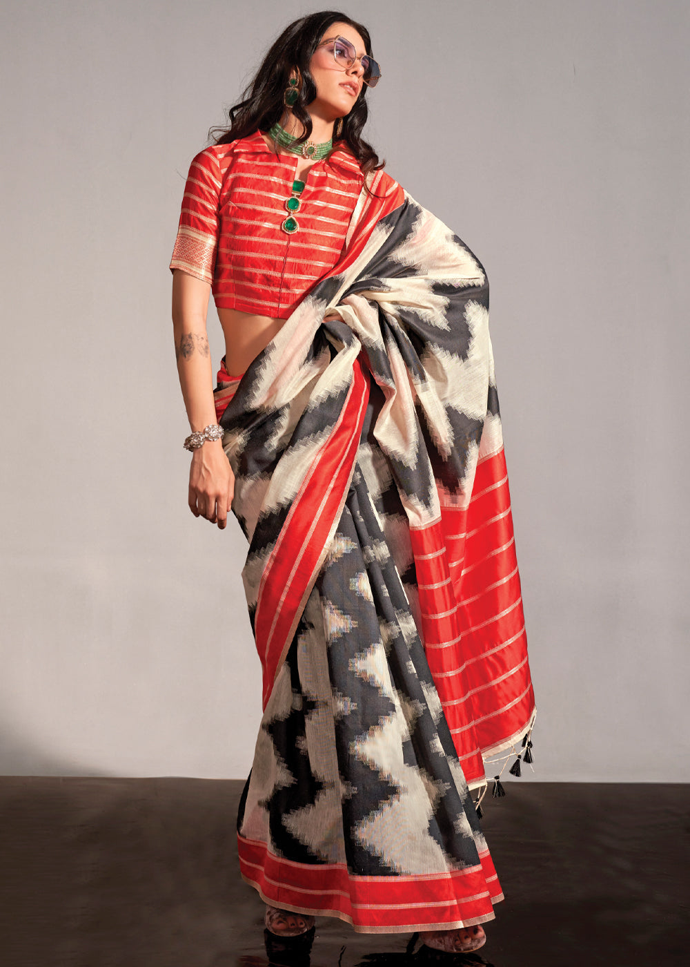 White Regal Banarasi Blended Silk Saree – Timeless Elegance for Grand Occasions