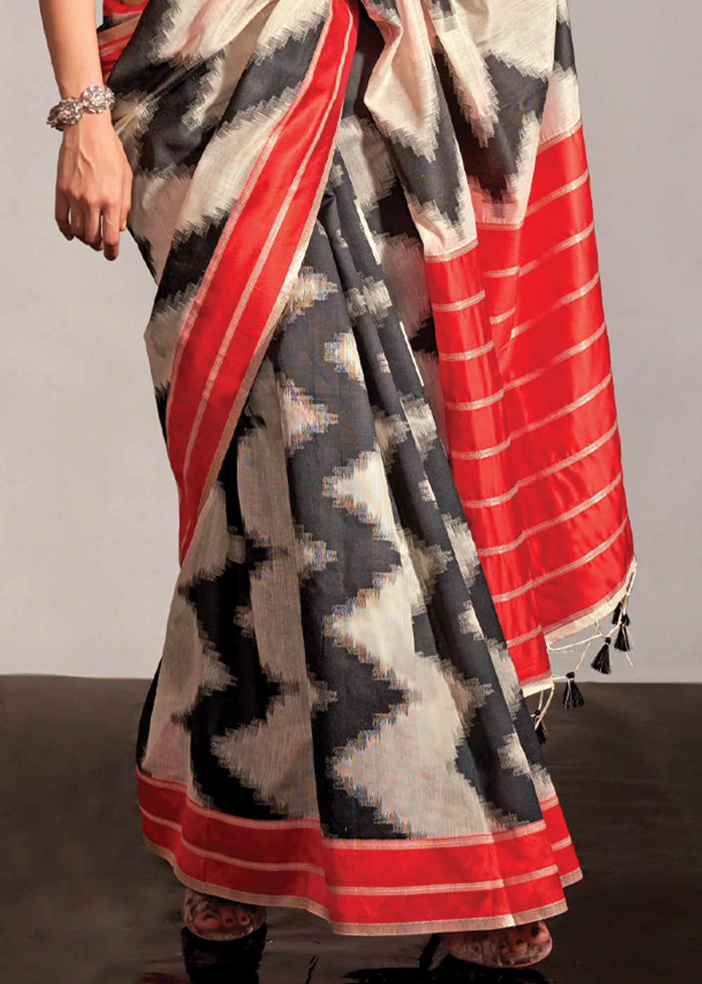 White Regal Banarasi Blended Silk Saree – Timeless Elegance for Grand Occasions