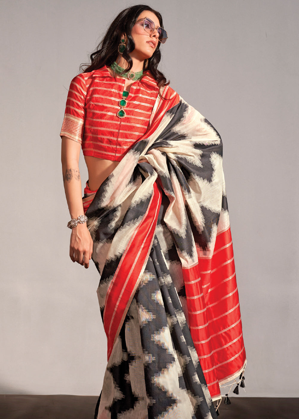 White Regal Banarasi Blended Silk Saree – Timeless Elegance for Grand Occasions